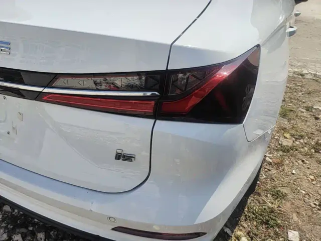 Roewe i5 — Фото автомобиля 7