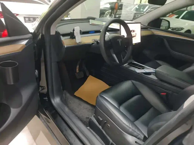 Tesla Model Y — Фото автомобиля 15