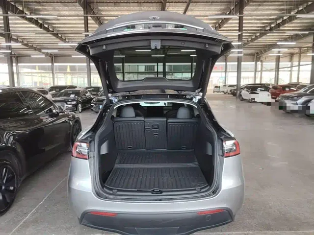 Tesla Model Y — Фото автомобиля 18