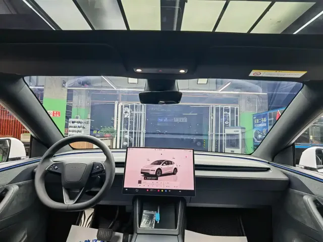 Tesla Model Y L — Фото автомобиля 7
