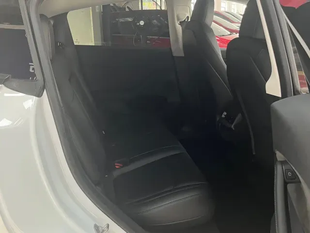 Tesla Model Y — Фото автомобиля 10