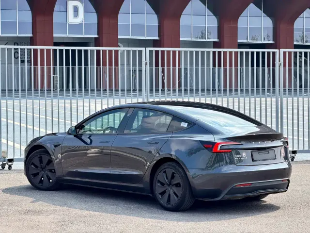 Tesla Model 3 — Фото автомобиля 5