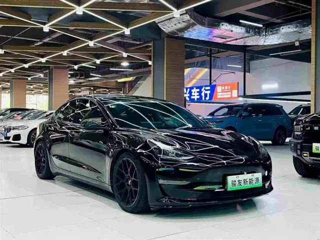 Tesla Model 3 — Фото автомобиля 12