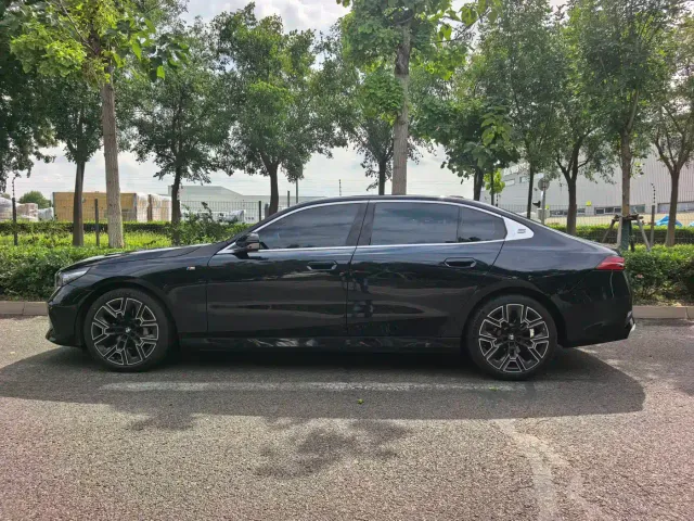 BMW 5 Series — Фото автомобиля 3