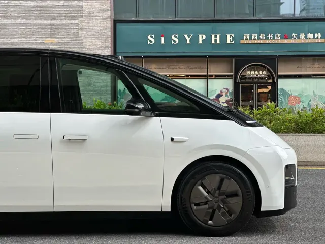 Li Auto MEGA — Фото автомобиля 25