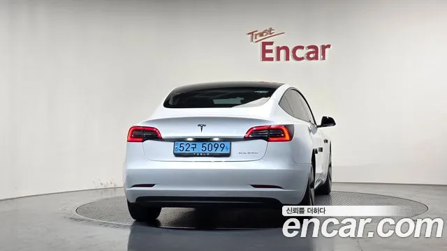 Tesla Model 3 — Фото автомобиля 4