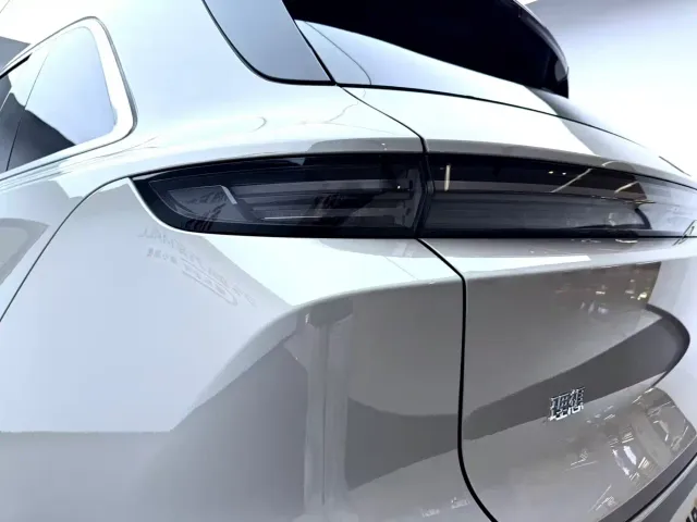 Li Auto L6 — Фото автомобиля 9