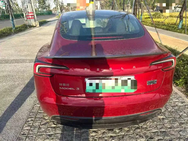 Tesla Model 3 — Фото автомобиля 5