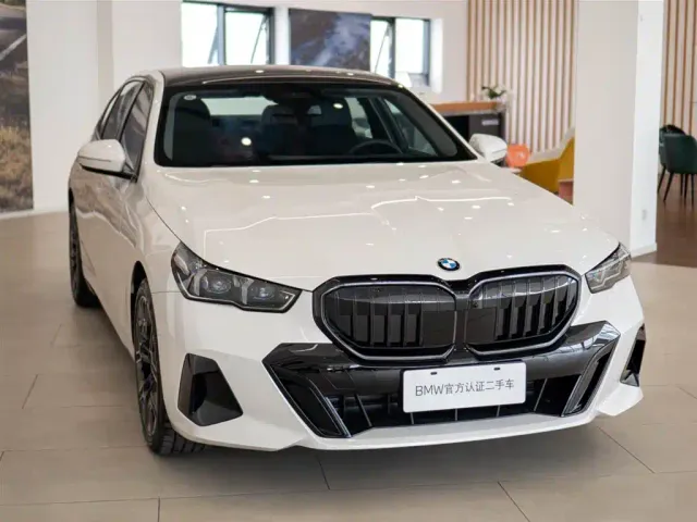 BMW 5 Series — Фото автомобиля 5