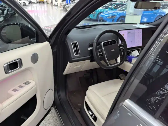 Li Auto L8 — Фото автомобиля 15