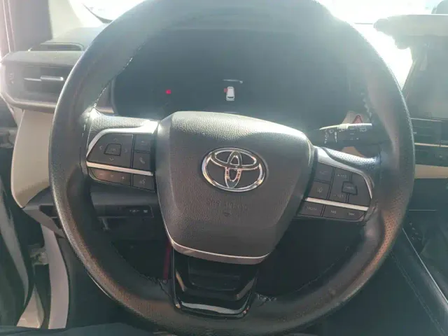 Toyota Sienna — Фото автомобиля 2