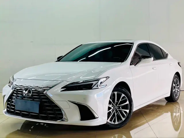 Фотография автомобиля — Lexus ES