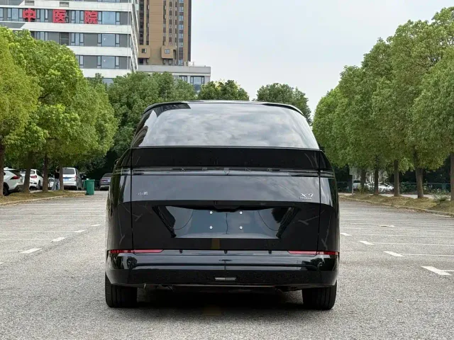 Xpeng X9 — Фото автомобиля 11