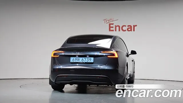 Tesla Model 3 — Фото автомобиля 4