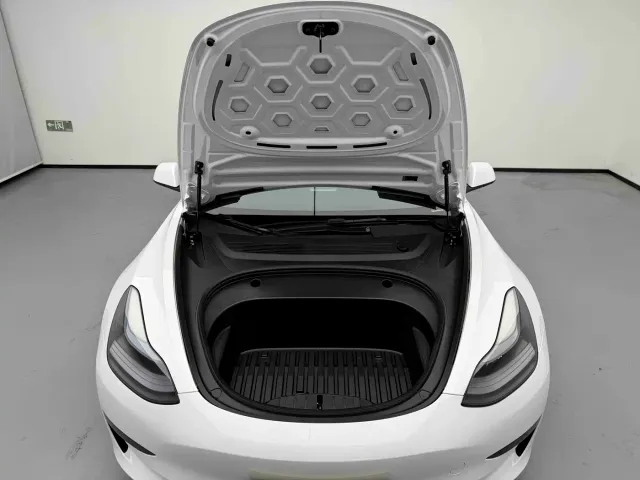 Tesla Model 3 — Фото автомобиля 9