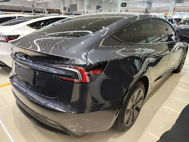 Tesla Model 3 — Фото автомобиля 6