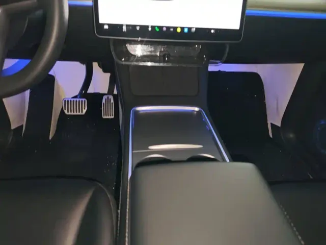 Tesla Model Y — Фото автомобиля 13