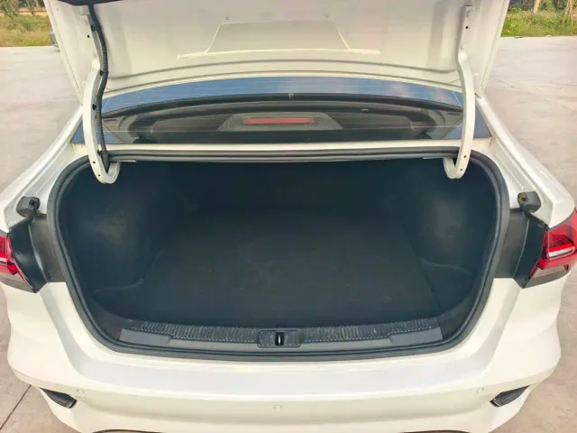 Roewe i5 — Фото автомобиля 14