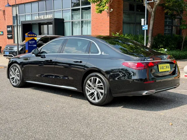 Mercedes-Benz E-Class — Фото автомобиля 3