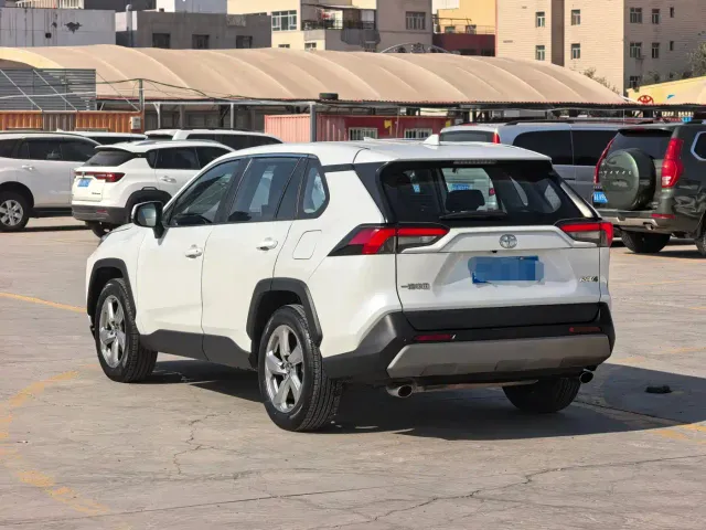 Toyota RAV4 — Фото автомобиля 9
