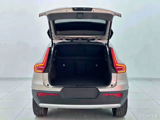 Volvo XC40 — Фото автомобиля 6