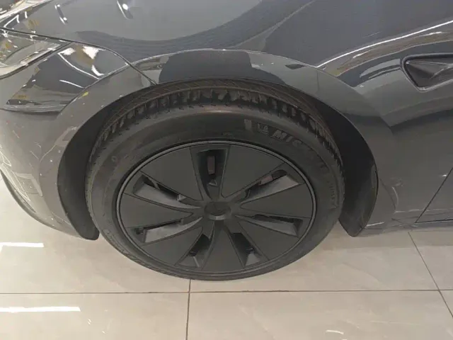 Tesla Model 3 — Фото автомобиля 22
