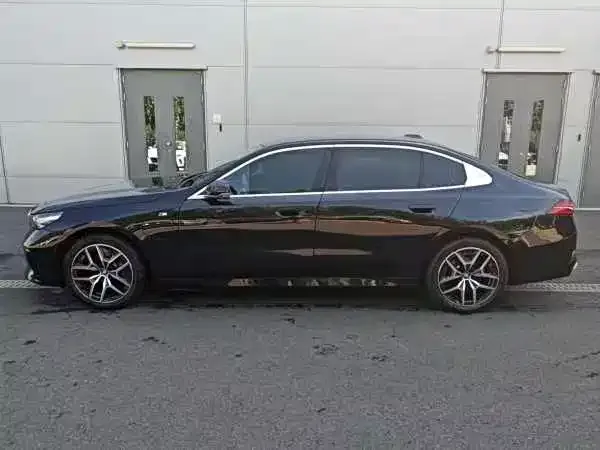 BMW i5 — Фото автомобиля 5