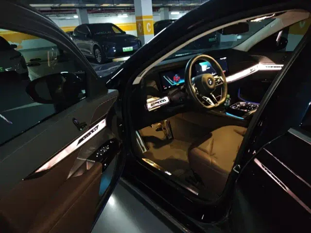 BMW i7 — Фото автомобиля 13