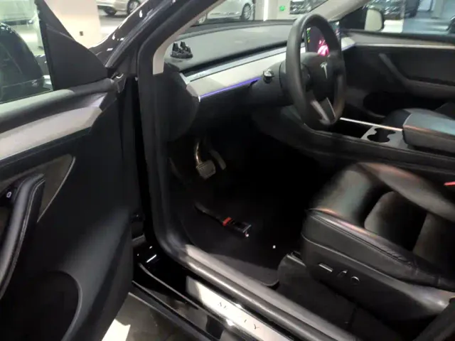 Tesla Model Y — Фото автомобиля 15