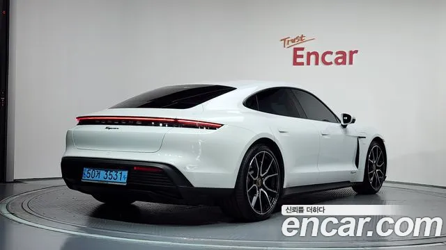 Porsche Taycan — Фото автомобиля 2