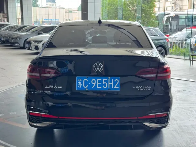 Volkswagen Lavida — Фото автомобиля 3