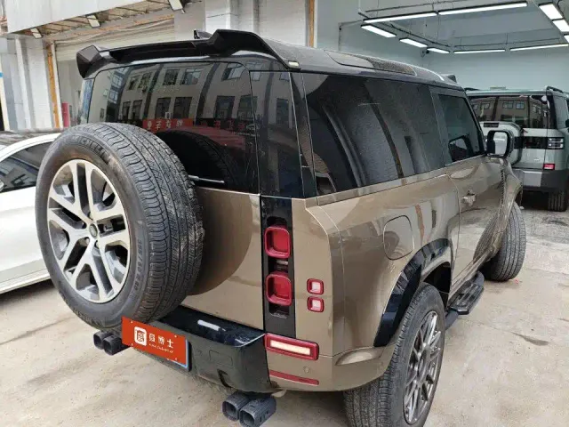 Land Rover Defender — Фото автомобиля 2