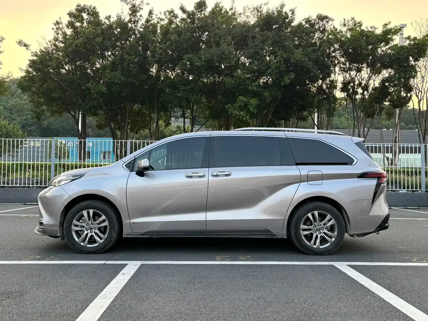 Toyota Toyota Sienna 2024 2.5L Hybrid 4WD Premium Edition — Фото автомобиля 4