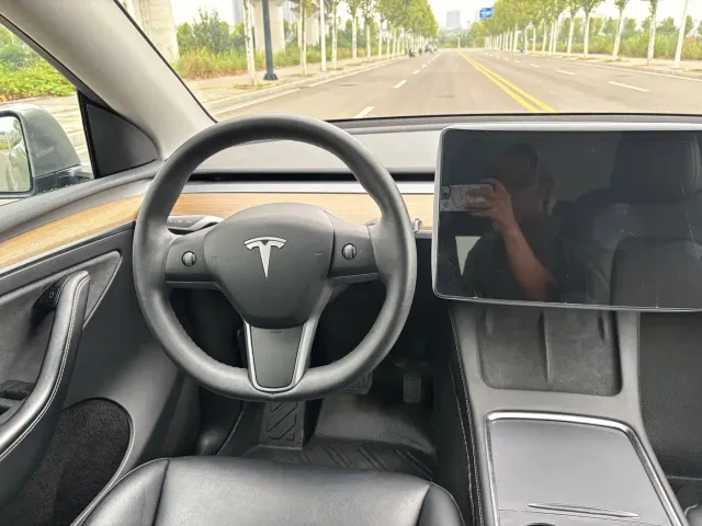 Tesla Model Y — Фото автомобиля 14