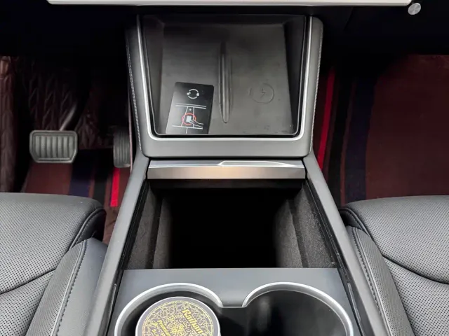 Tesla Model Y L — Фото автомобиля 16