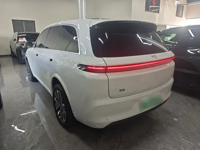 Li Auto L8 — Фото автомобиля 4