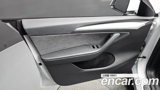 Tesla Model Y — Фото автомобиля 12