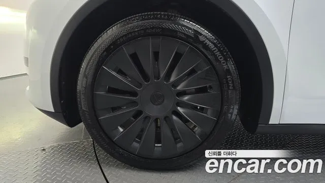 Tesla Model Y — Фото автомобиля 21