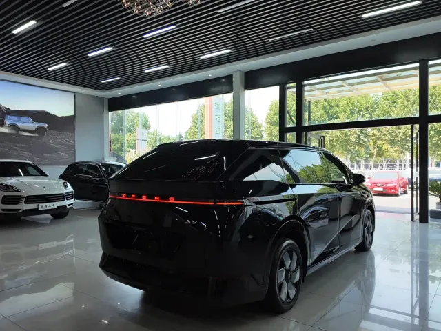 Xpeng X9 — Фото автомобиля 3