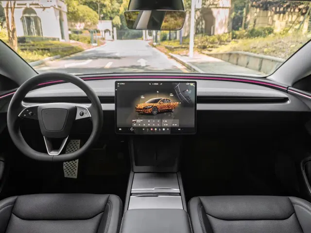 Tesla Model 3 — Фото автомобиля 12