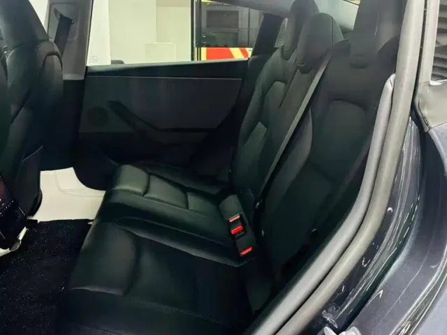 Tesla Model 3 — Фото автомобиля 9