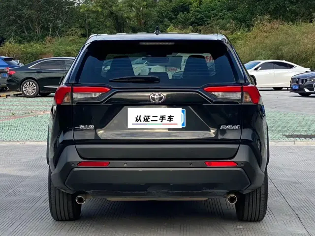 Toyota RAV4 — Фото автомобиля 8