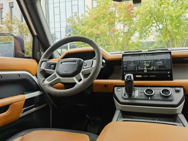 Land Rover Defender — Фото автомобиля 10