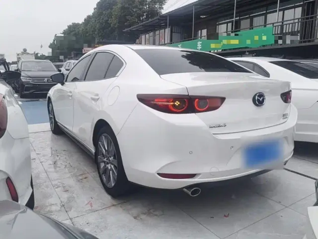 Mazda Axela — Фото автомобиля 4