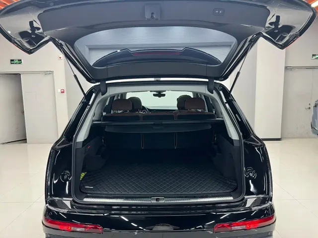 Audi Q7 — Фото автомобиля 9
