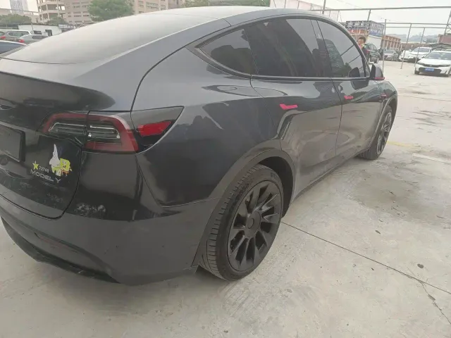 Tesla Model Y — Фото автомобиля 12