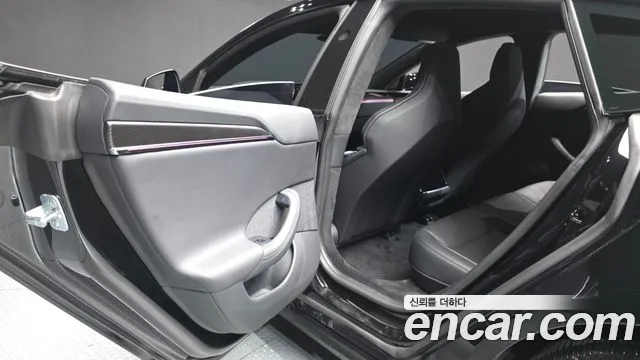 Tesla Model S — Фото автомобиля 16