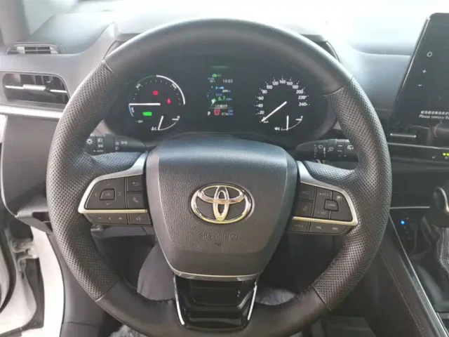 Toyota Sienna — Фото автомобиля 10