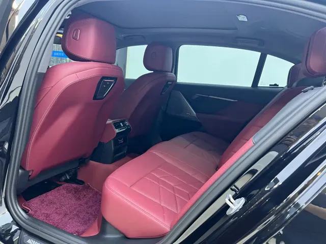 BMW 5 Series — Фото автомобиля 11