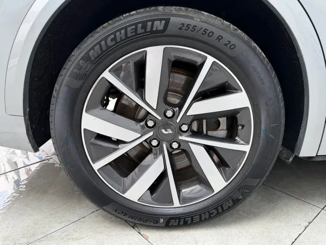 Li Auto L8 — Фото автомобиля 14